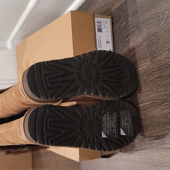 NEW IN BOX ugg boots - Picture 3 of 4